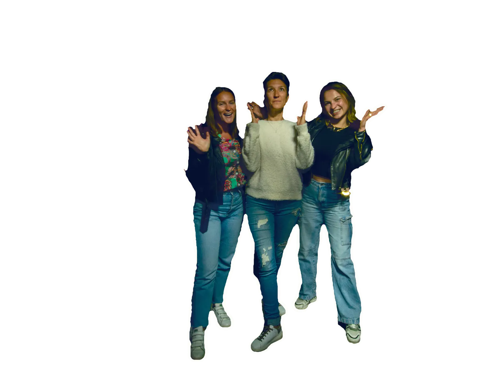 Trois femmes saluent, entourées de traînées de lumière jaune.