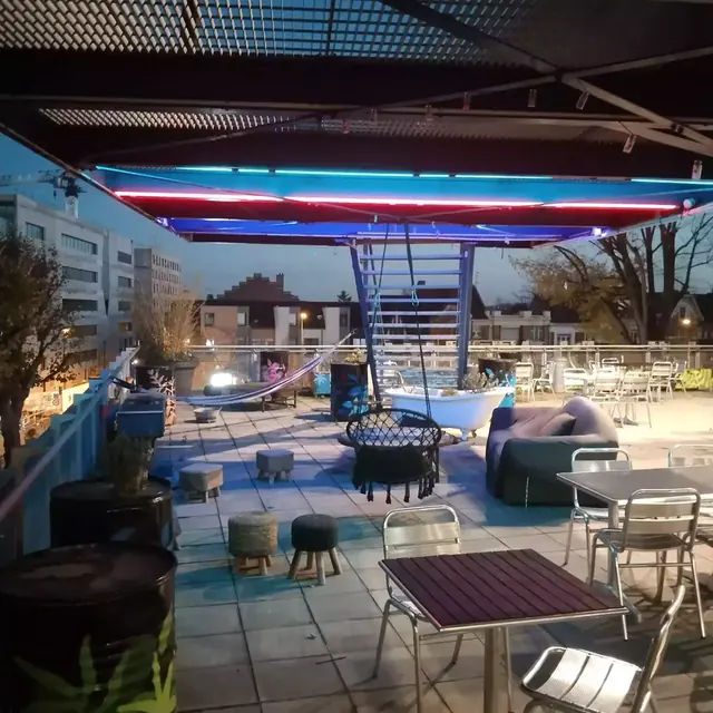 La terrasse du Plateau, au Fresnoy, à la tombée de la nuit.