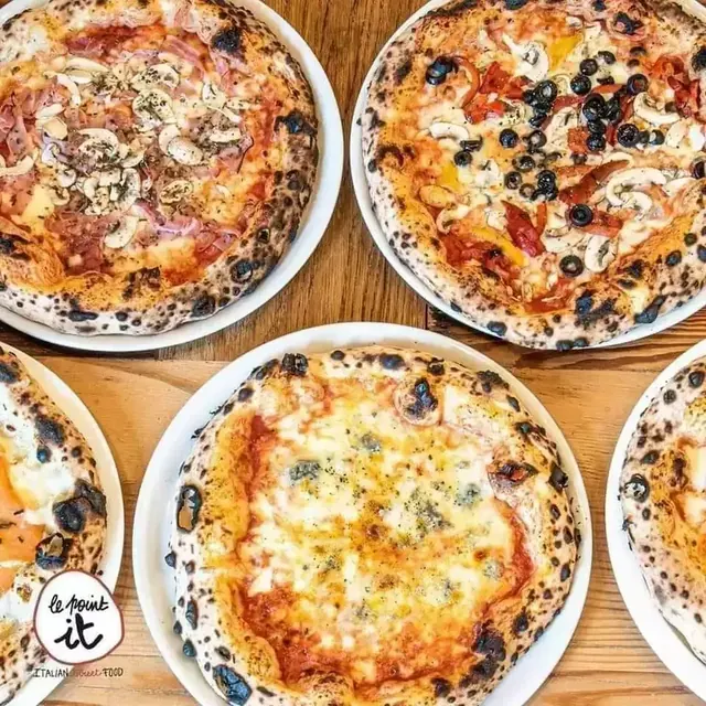 Cinq pizzas du Point It, vues du dessus.